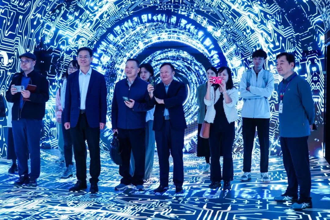 2024120602 国家广电总局发展研究中心一行赴尊龙(中国)时凯励丰文化调研指导